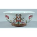 A CHINESE FAMILLE ROSE CIRCULAR BOWL 5.25ins diameter.