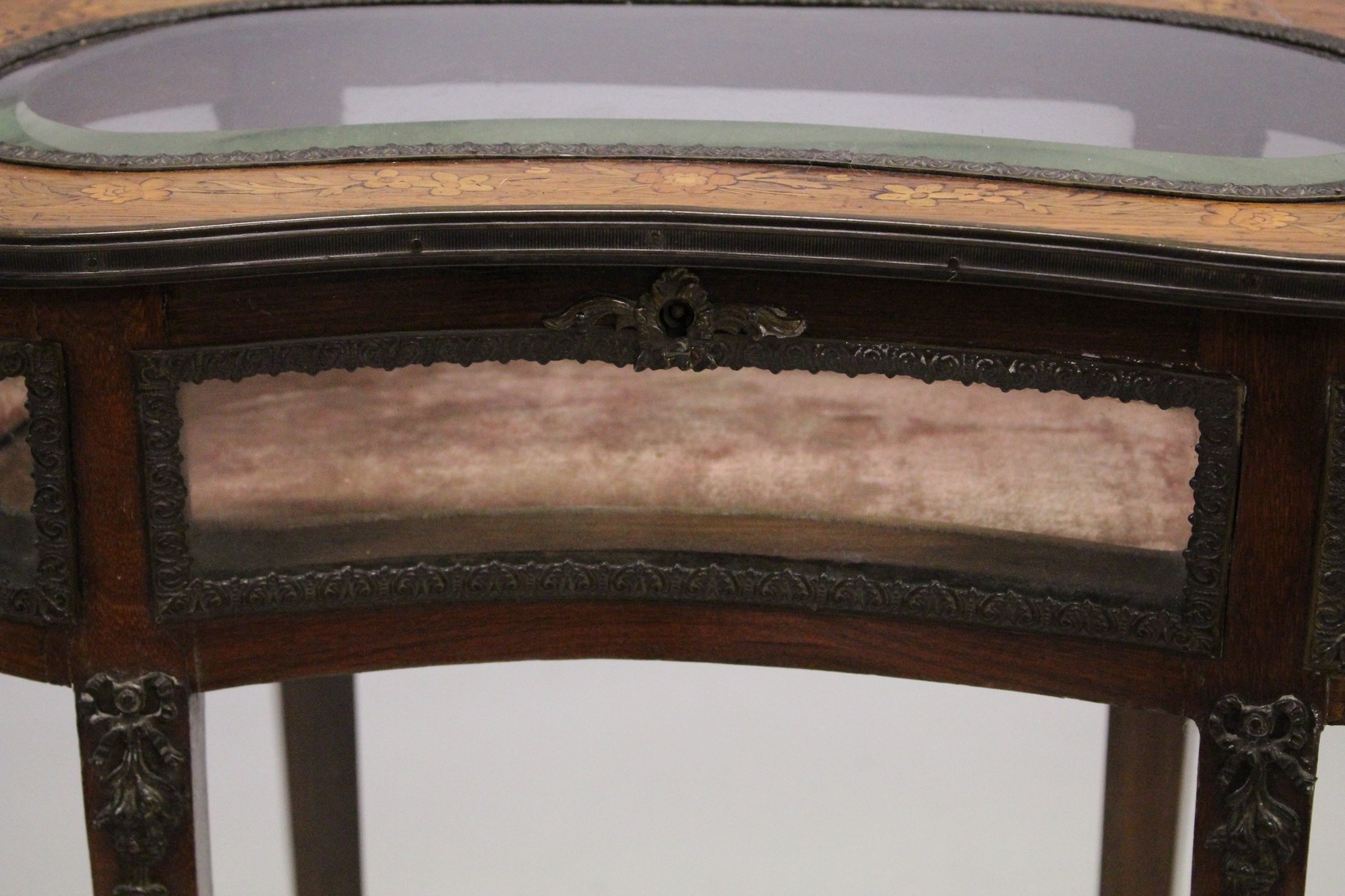 A GOOD 19TH CENTURY FRENCH ROSEWOOD AND MARQUETRY KIDNEY SHAPED BIJOUTERIE TABLE inlaid with - Image 2 of 6