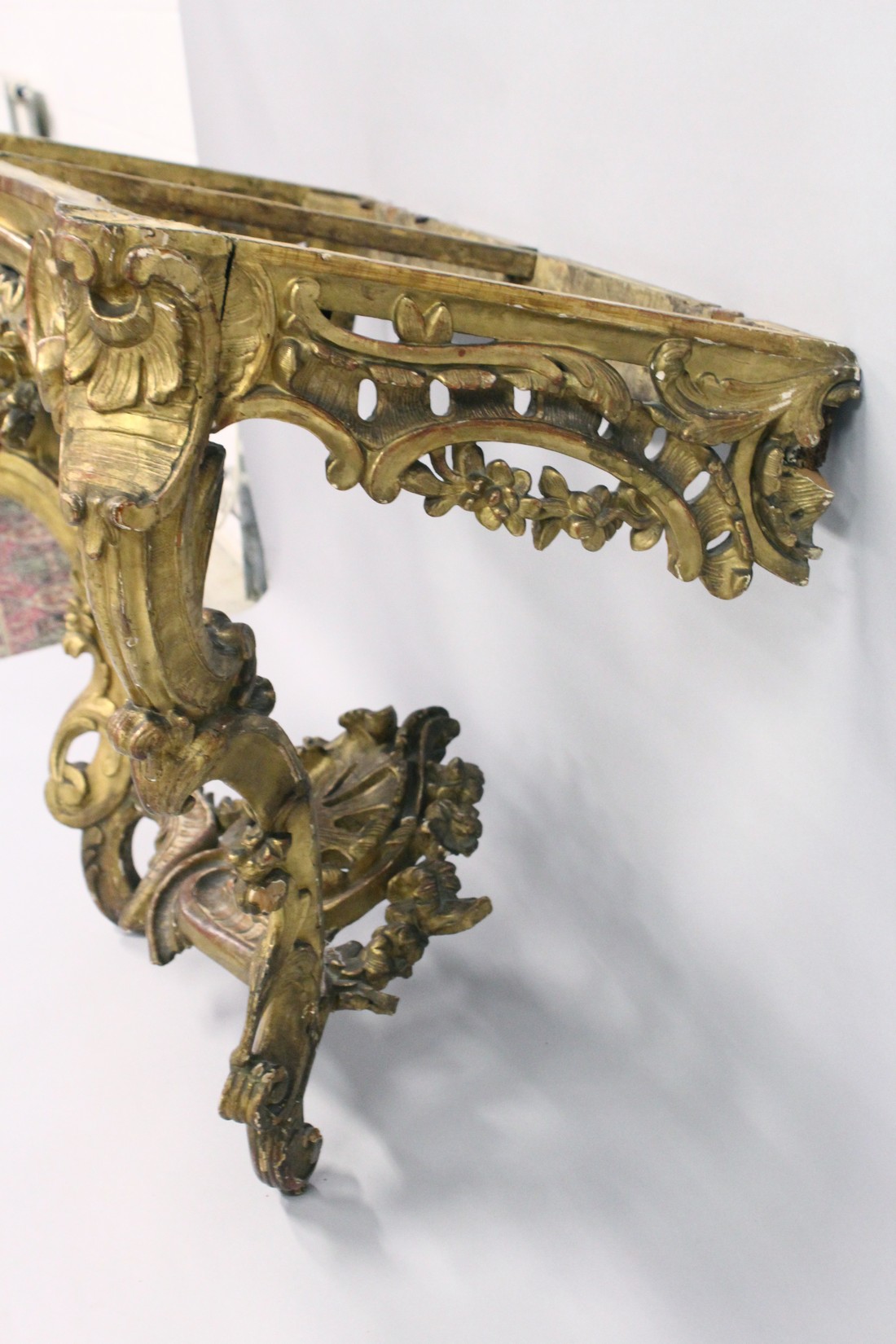 A VERY GOOD NEAR PAIR OF 18TH CENTURY CARVED AND GILDED CONSOLE TABLES with serpentine marble - Image 4 of 15