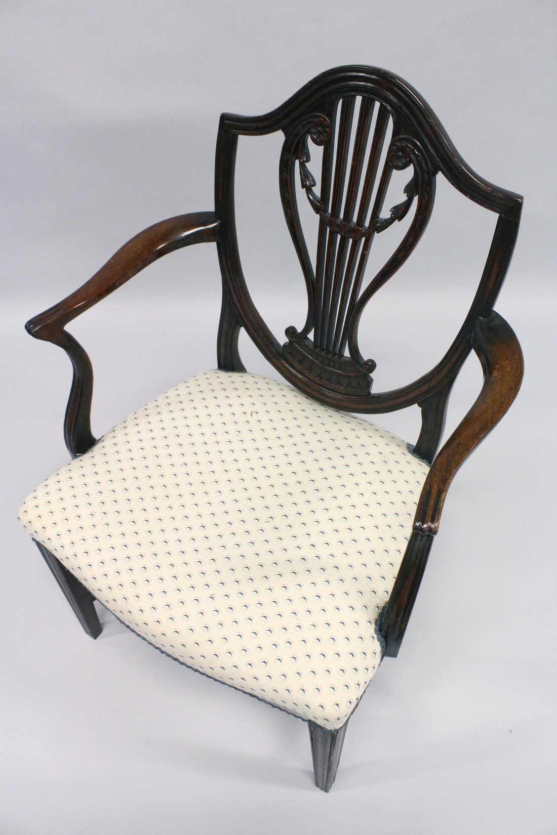 A GOOD HEPPLEWHITE MAHOGANY SHIELD BACK CHAIR with pierced vase splat, padded seat on square - Image 3 of 6
