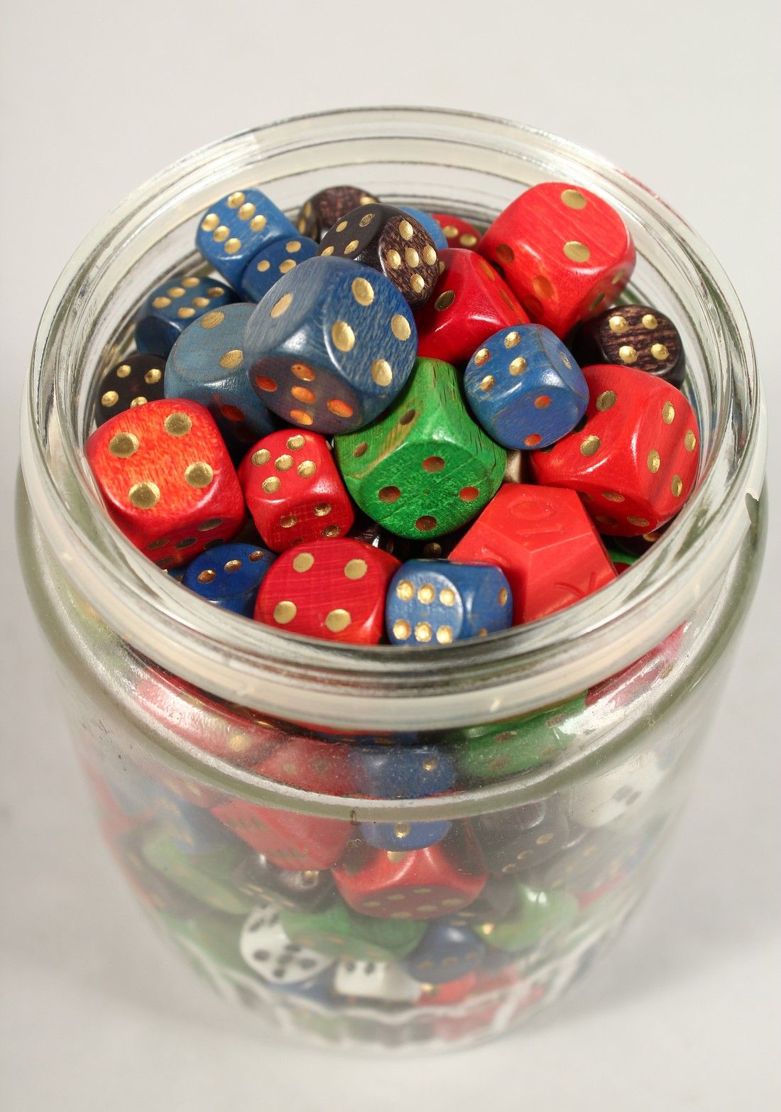 A COLLECTION OF DICE in a glass jar. - Bild 3 aus 3