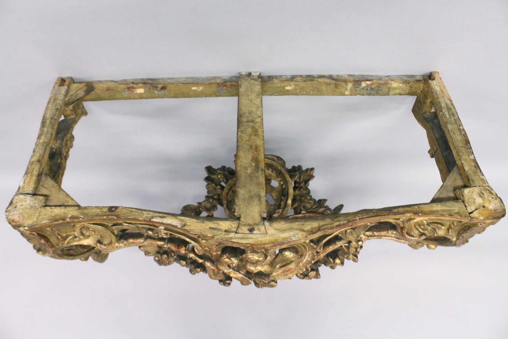 A VERY GOOD NEAR PAIR OF 18TH CENTURY CARVED AND GILDED CONSOLE TABLES with serpentine marble - Image 8 of 15