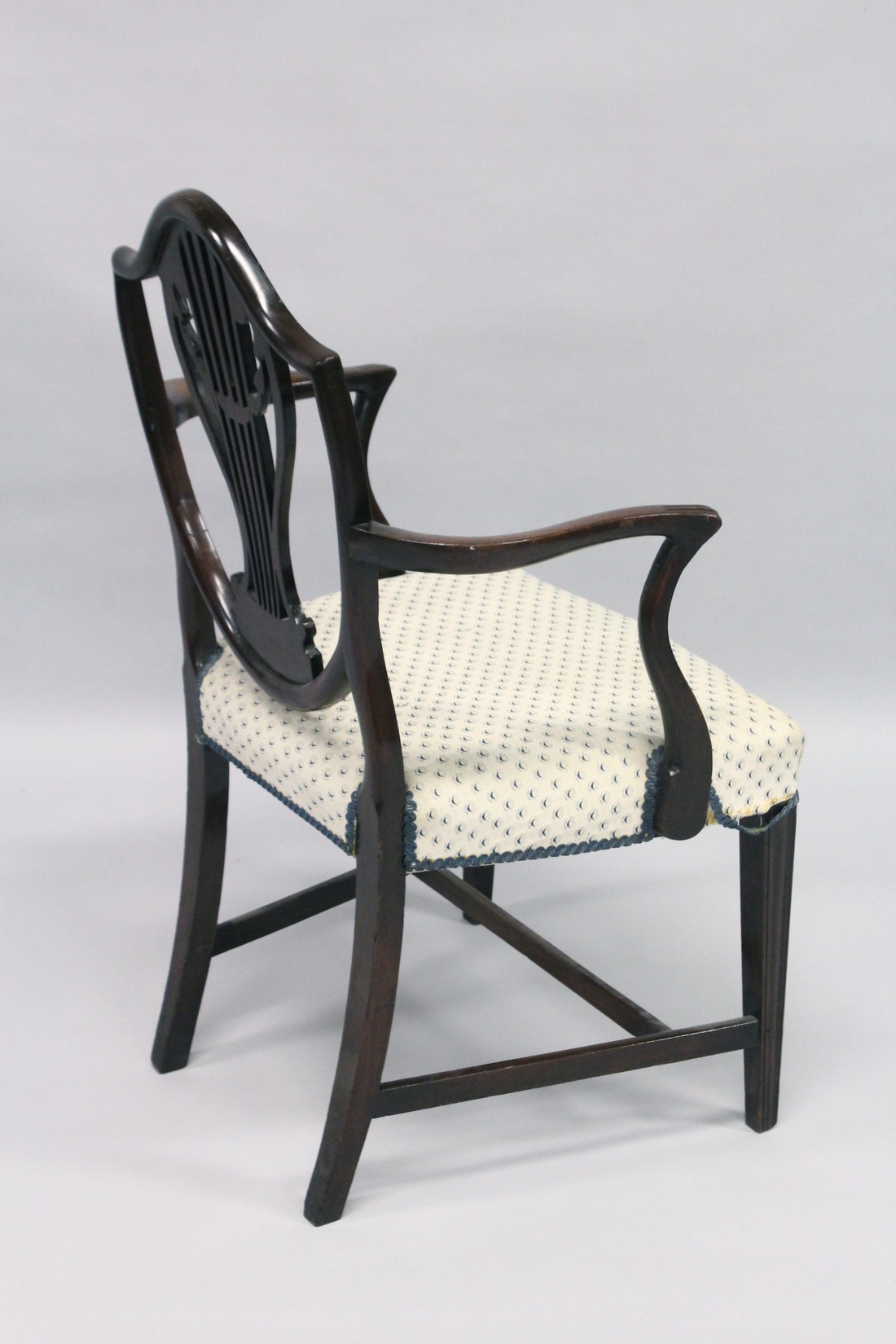 A GOOD HEPPLEWHITE MAHOGANY SHIELD BACK CHAIR with pierced vase splat, padded seat on square - Image 5 of 6