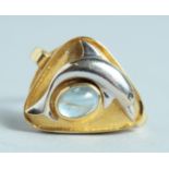 AN 18CT GOLD CABOCHON AQUAMARINE DOLPHIN RING.