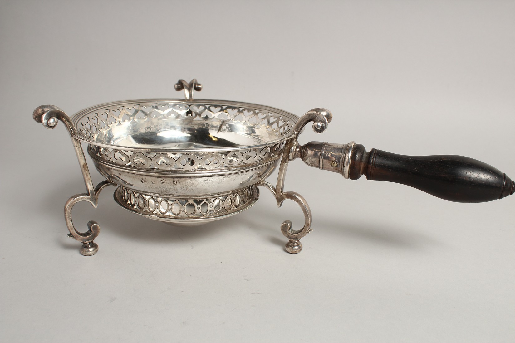 A VERY RARE QUEEN ANNE STYLE CIRCULAR BRAZIER with turned wooden handles, pierced sides on three - Image 4 of 8