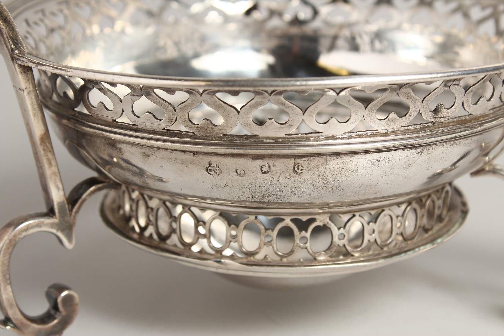 A VERY RARE QUEEN ANNE STYLE CIRCULAR BRAZIER with turned wooden handles, pierced sides on three - Image 2 of 8