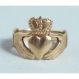 A 9CT GOLD CALDDAGH RING.