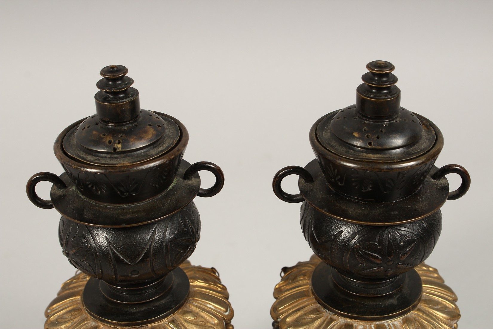 A VERY GOOD PAIR OF REGENCY, BRONZE AND MARBLE TWO-HANDLED CASSOLETTES ON STANDS hung with rope. 9. - Image 4 of 9