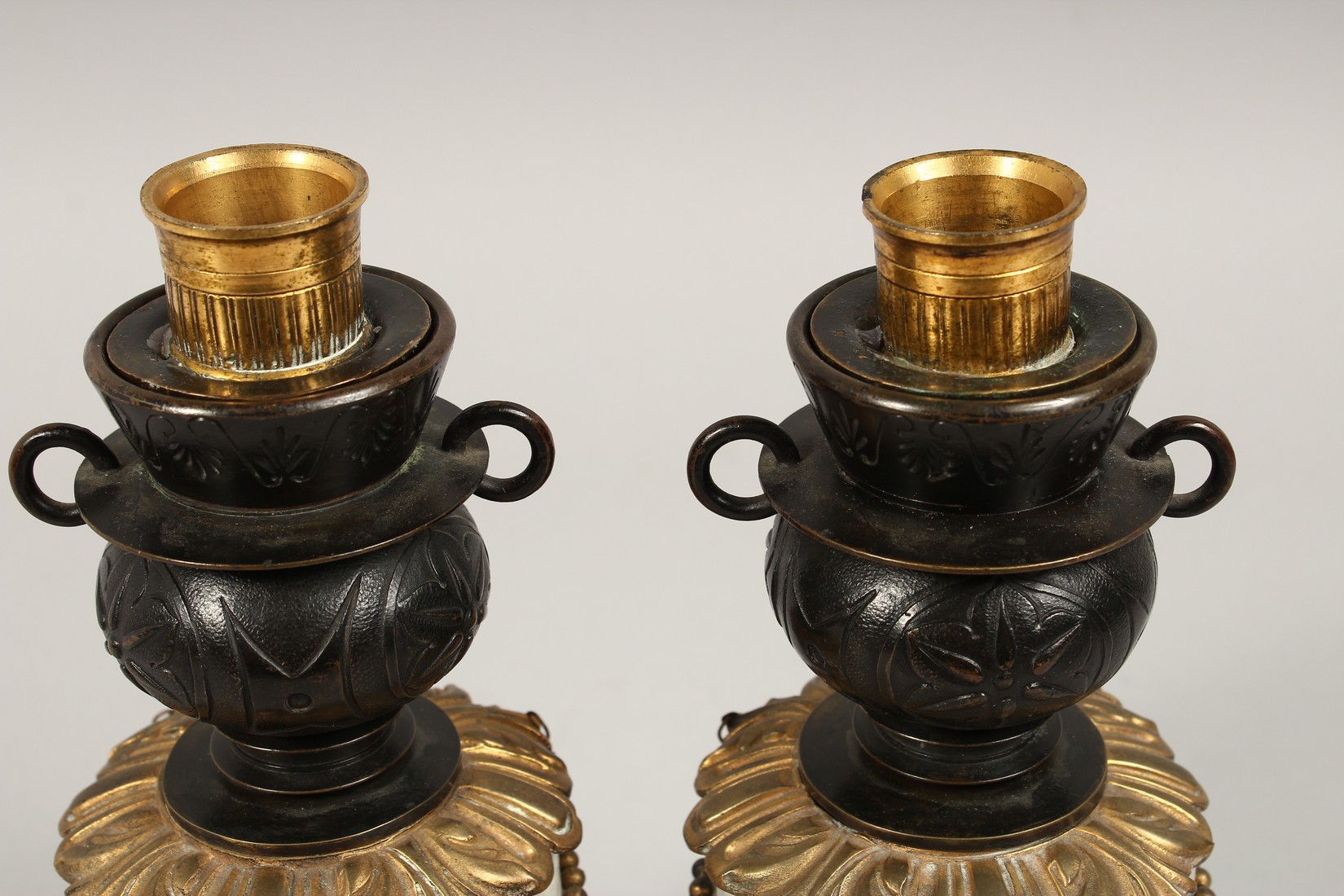 A VERY GOOD PAIR OF REGENCY, BRONZE AND MARBLE TWO-HANDLED CASSOLETTES ON STANDS hung with rope. 9. - Image 3 of 9