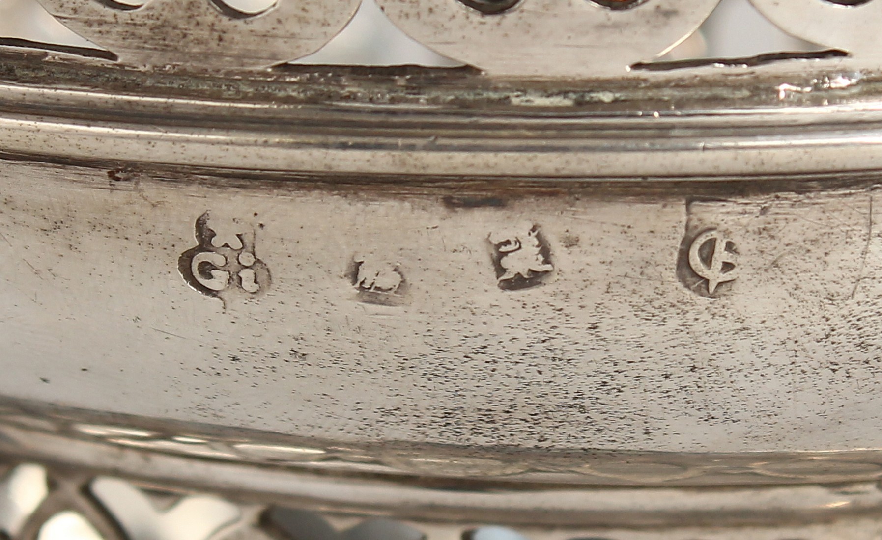 A VERY RARE QUEEN ANNE STYLE CIRCULAR BRAZIER with turned wooden handles, pierced sides on three - Image 3 of 8