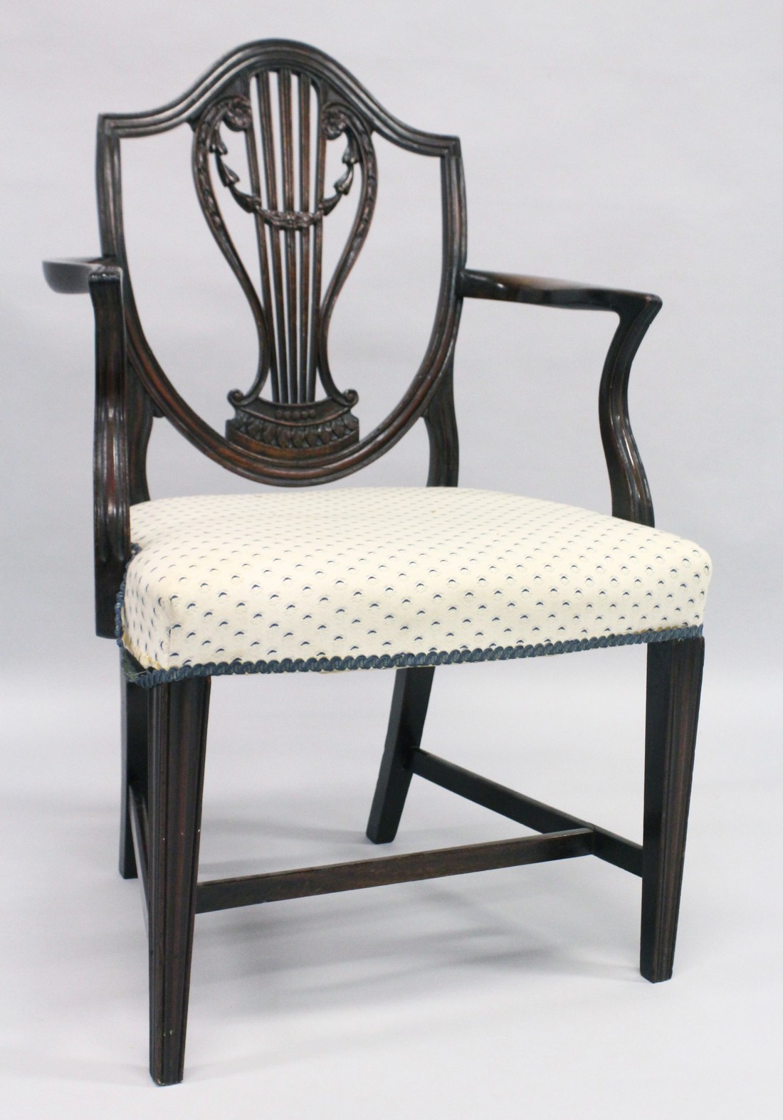 A GOOD HEPPLEWHITE MAHOGANY SHIELD BACK CHAIR with pierced vase splat, padded seat on square - Image 6 of 6