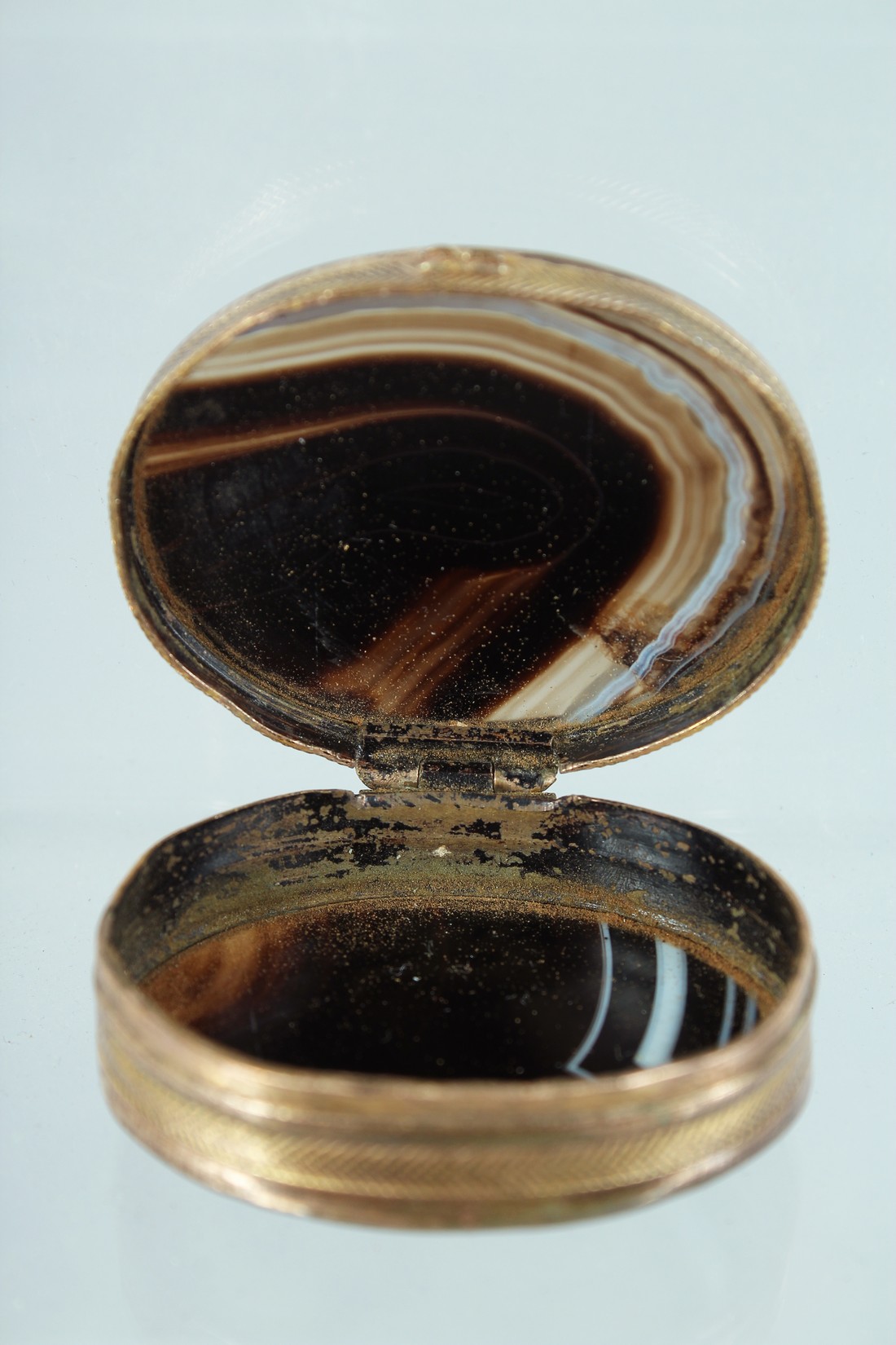 AN OVAL AGATE PILL BOX 1.5ins - Image 3 of 4