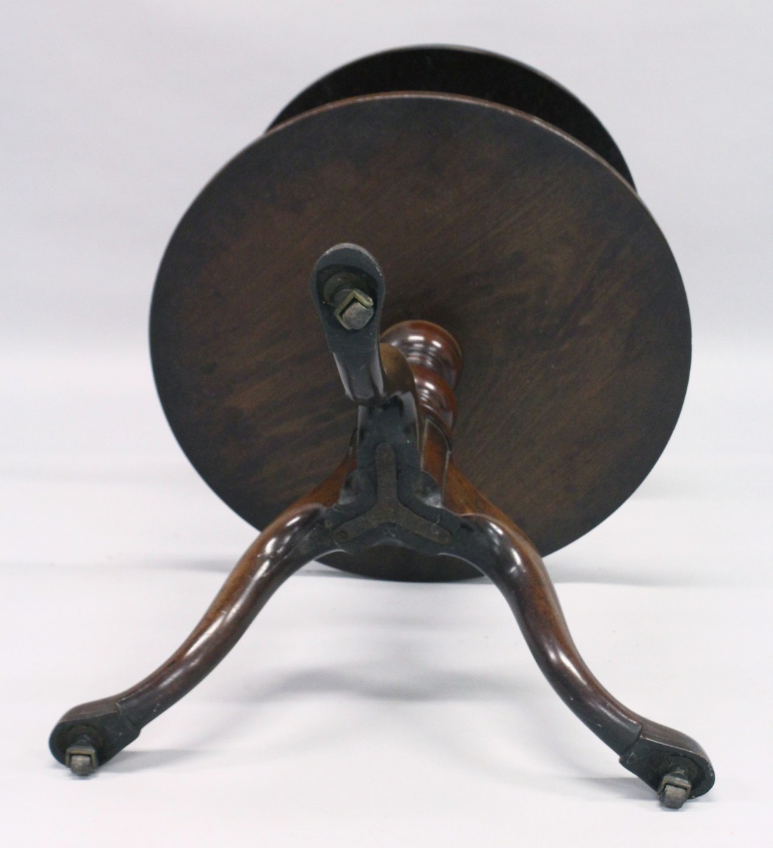 A GEORGIAN MAHOGANY CIRCULAR TWO TIER DUMB WAITER centre turned support ending in tripod legs with - Image 4 of 4