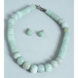 A JADE NECKLACE AND PAIR OF EARRINGS