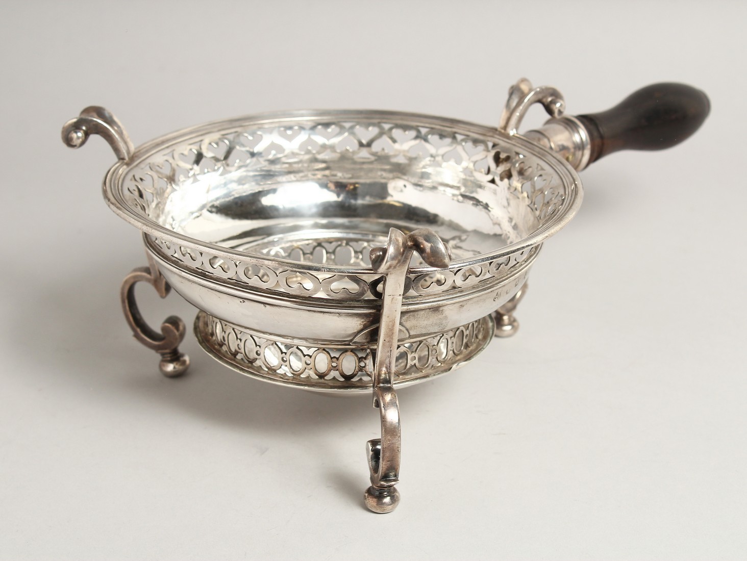 A VERY RARE QUEEN ANNE STYLE CIRCULAR BRAZIER with turned wooden handles, pierced sides on three