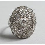 A SUPERB PLATINUM ART DECO RING.