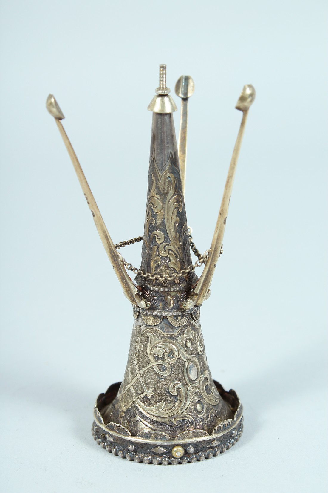 A VICTORIAN FOLDING SILVER GILT POSY HOLDER. London 1864, maker T. S. - Image 2 of 7