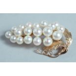 AN 18CT GOLD PEARL BROOCH.