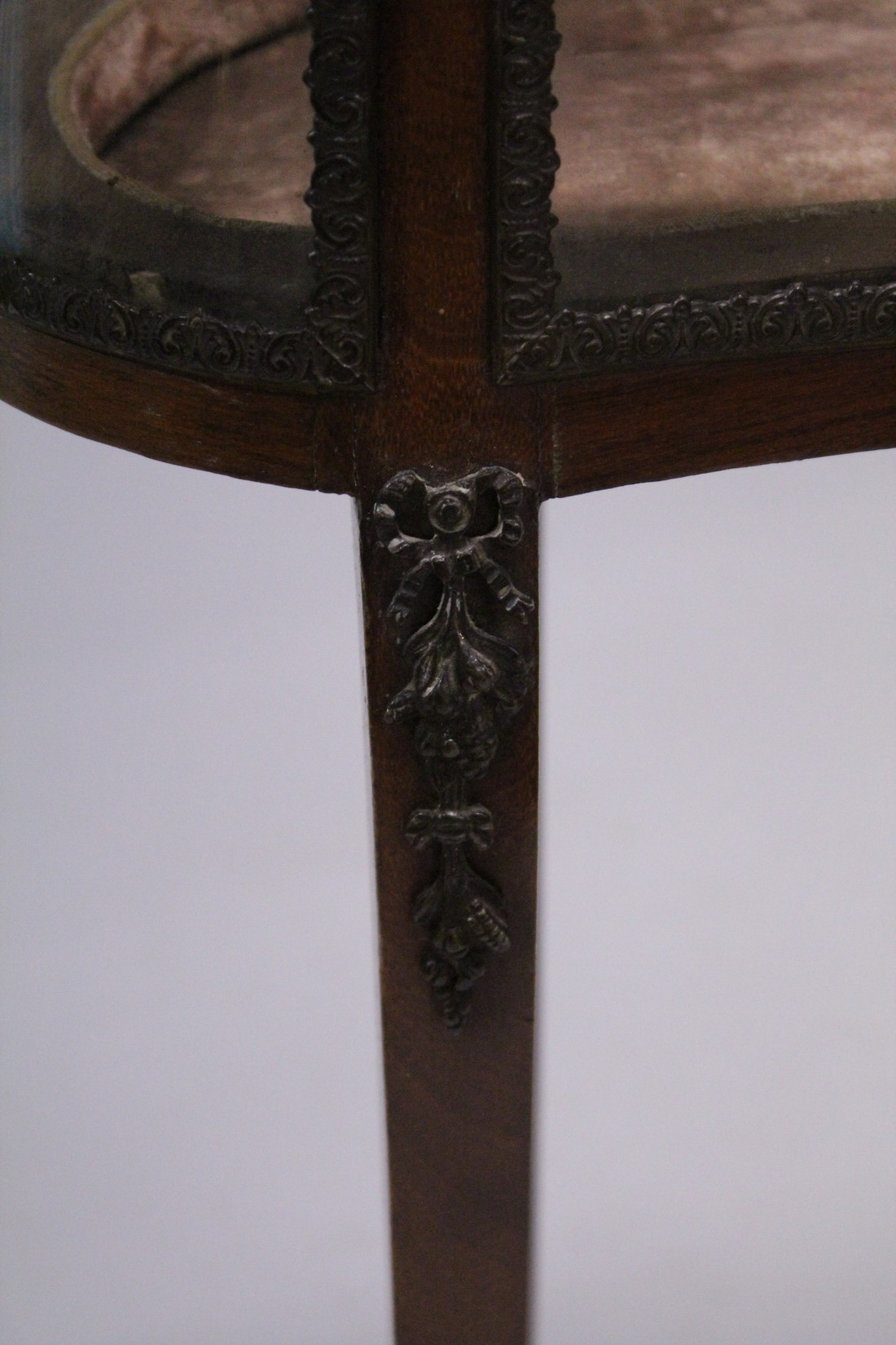 A GOOD 19TH CENTURY FRENCH ROSEWOOD AND MARQUETRY KIDNEY SHAPED BIJOUTERIE TABLE inlaid with - Image 3 of 6