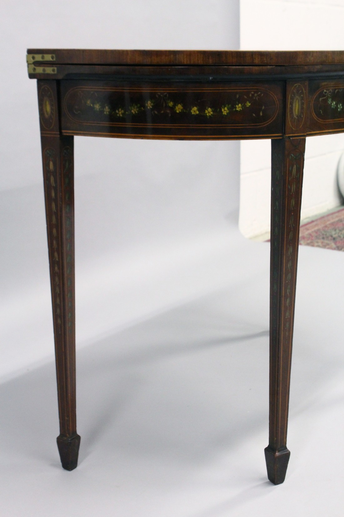 A GEORGIAN SHERATON REVIVAL MAHOGANY CARD TABLE painted with garlands and flowers with banded top - Image 4 of 8