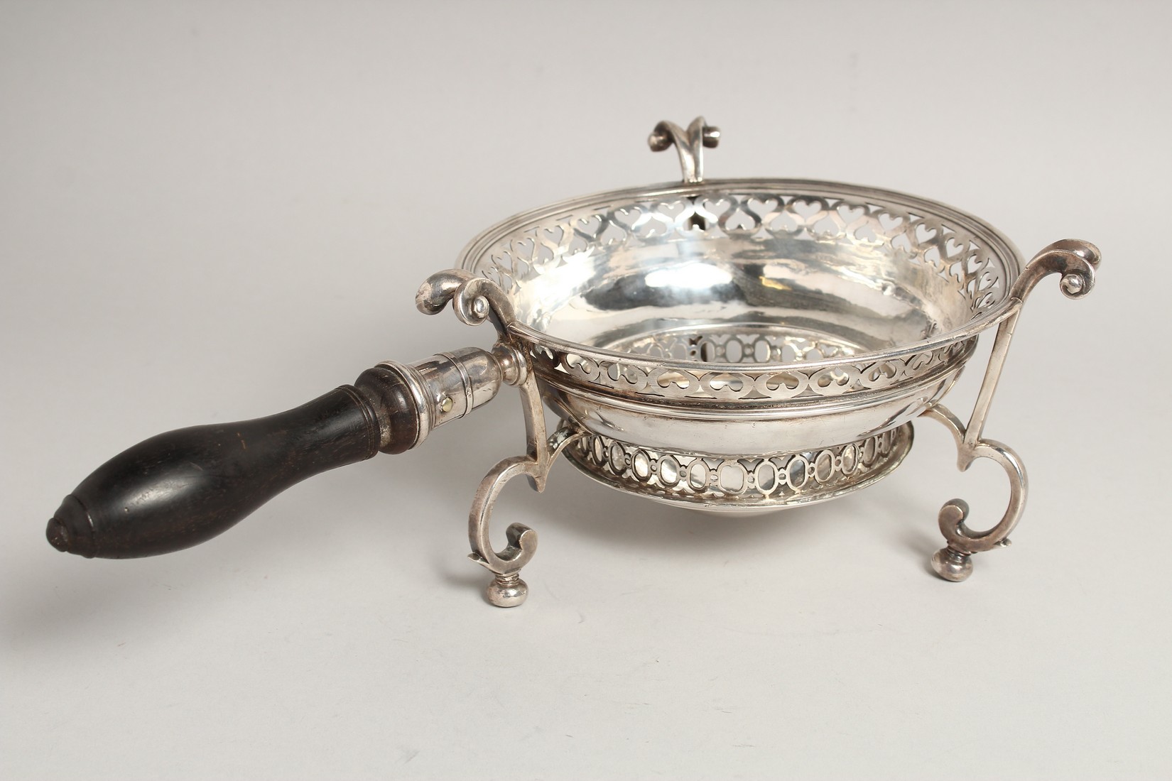 A VERY RARE QUEEN ANNE STYLE CIRCULAR BRAZIER with turned wooden handles, pierced sides on three - Image 5 of 8