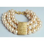 A LARGE VINTAGE PEARL VENI - VIDI - VICI NECKLACE.