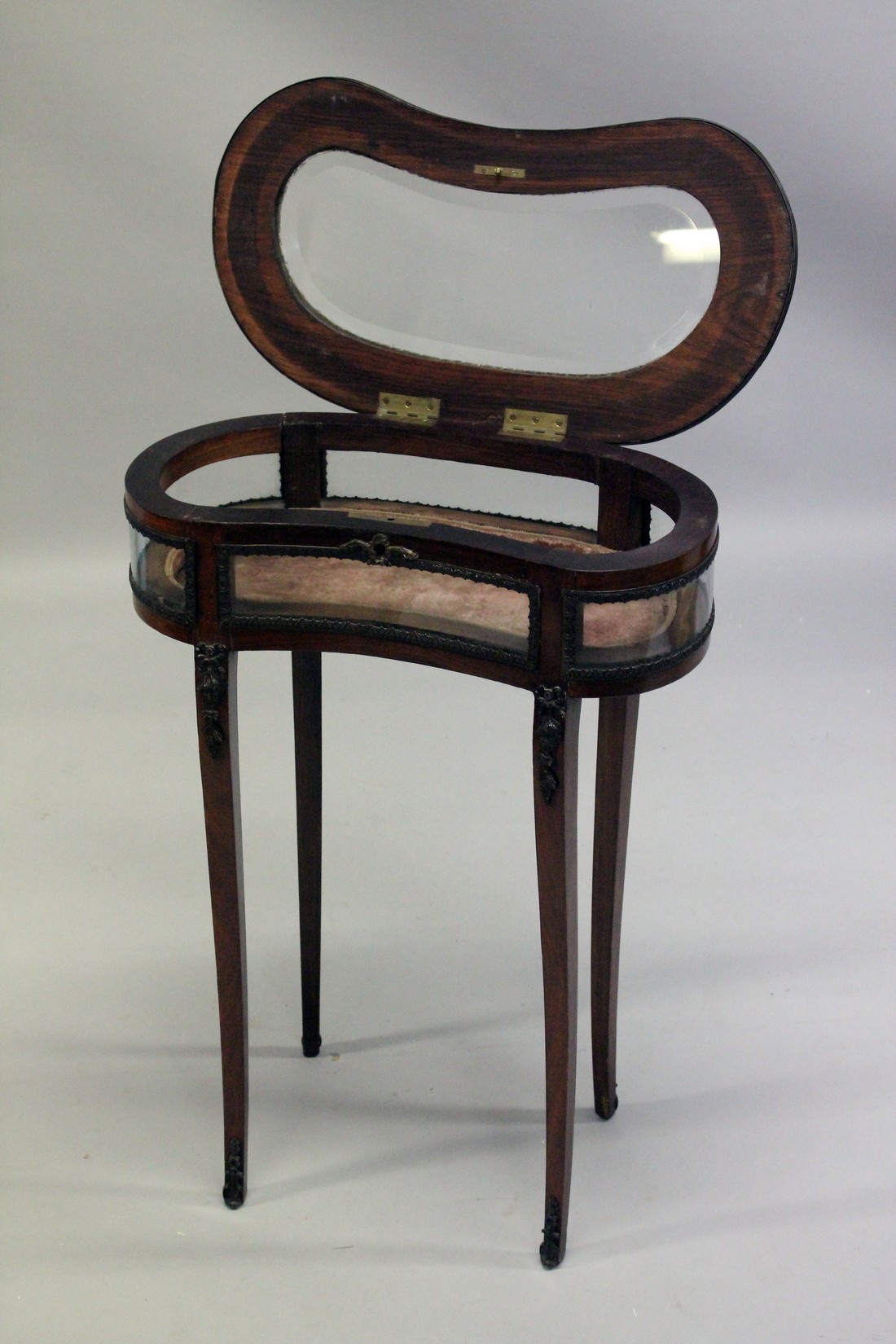 A GOOD 19TH CENTURY FRENCH ROSEWOOD AND MARQUETRY KIDNEY SHAPED BIJOUTERIE TABLE inlaid with - Image 5 of 6