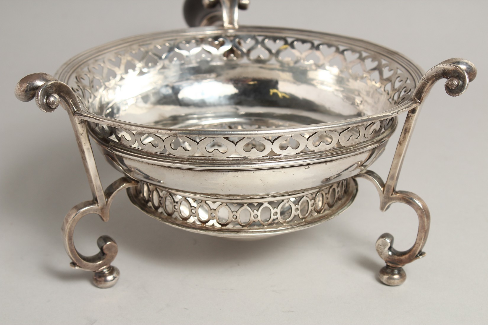 A VERY RARE QUEEN ANNE STYLE CIRCULAR BRAZIER with turned wooden handles, pierced sides on three - Image 6 of 8