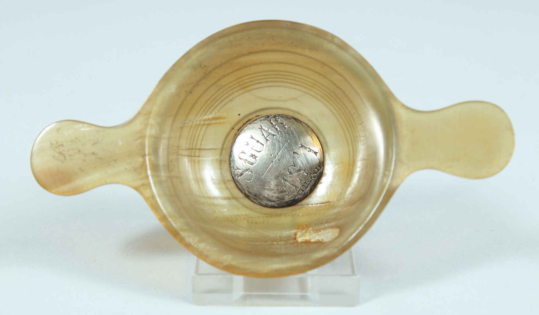 A SMALL TWO HANDLED HORN QUAICH with silver tablet, SCUAB. 2.5ins diameter.