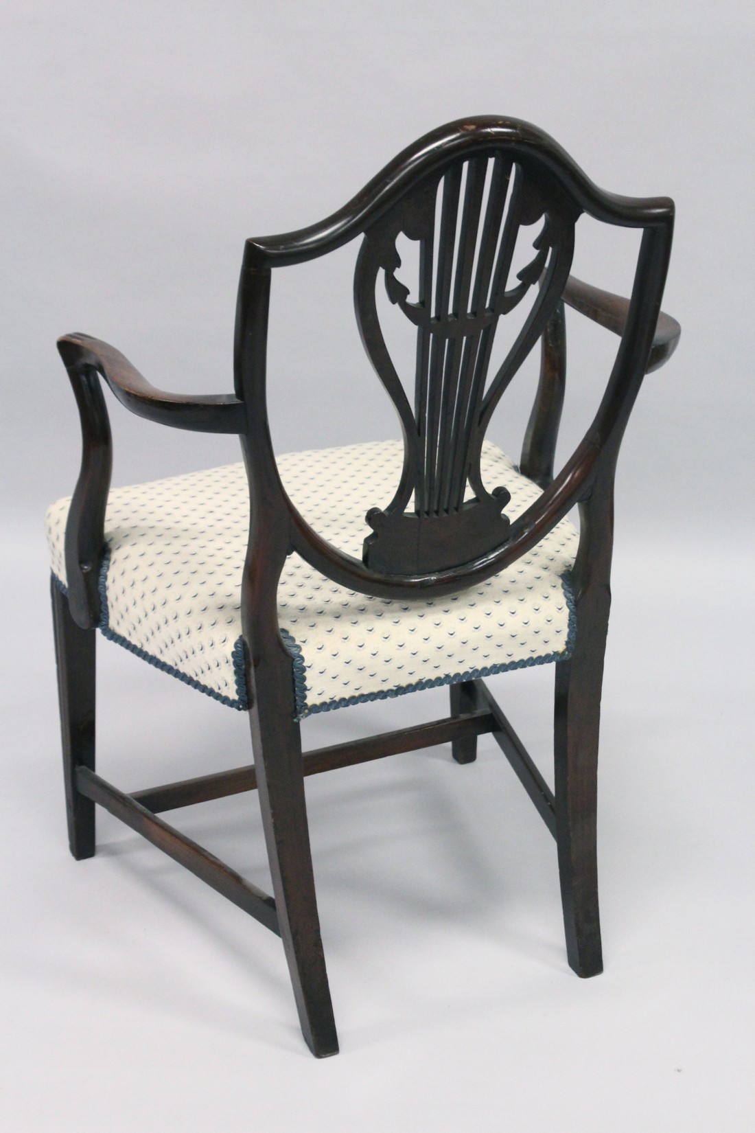 A GOOD HEPPLEWHITE MAHOGANY SHIELD BACK CHAIR with pierced vase splat, padded seat on square - Image 4 of 6