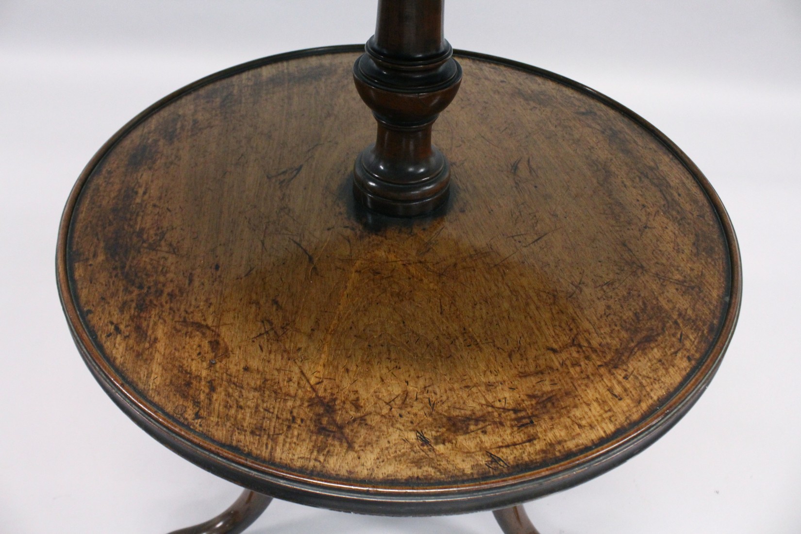 A GEORGIAN MAHOGANY CIRCULAR TWO TIER DUMB WAITER centre turned support ending in tripod legs with - Image 3 of 4