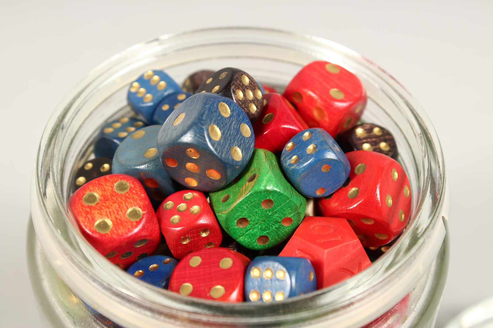 A COLLECTION OF DICE in a glass jar. - Bild 2 aus 3