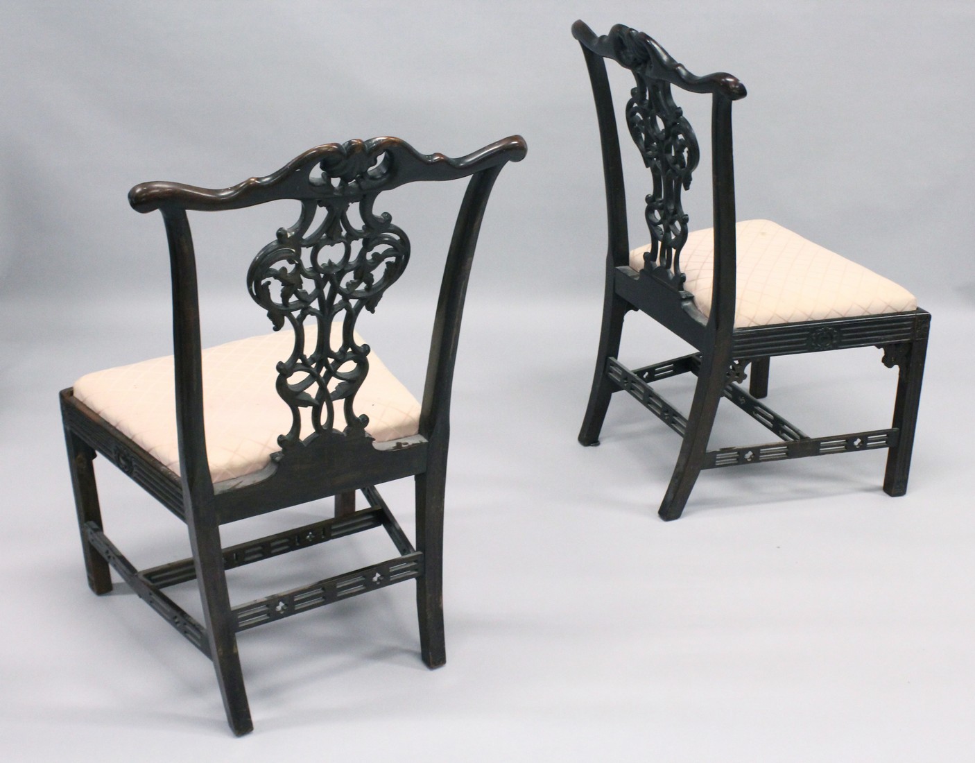 A VERY GOOD PAIR OF 19TH CENTURY CHIPPENDALE MAHOGANY SINGLE CHAIRS with pierced vase splats, drop - Image 4 of 5