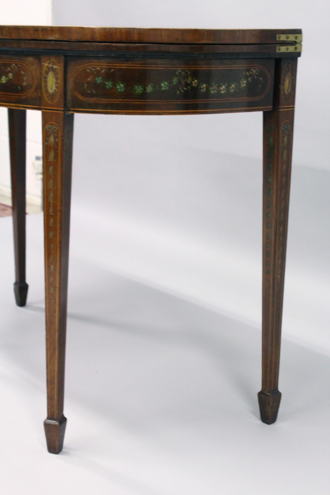 A GEORGIAN SHERATON REVIVAL MAHOGANY CARD TABLE painted with garlands and flowers with banded top - Image 3 of 8