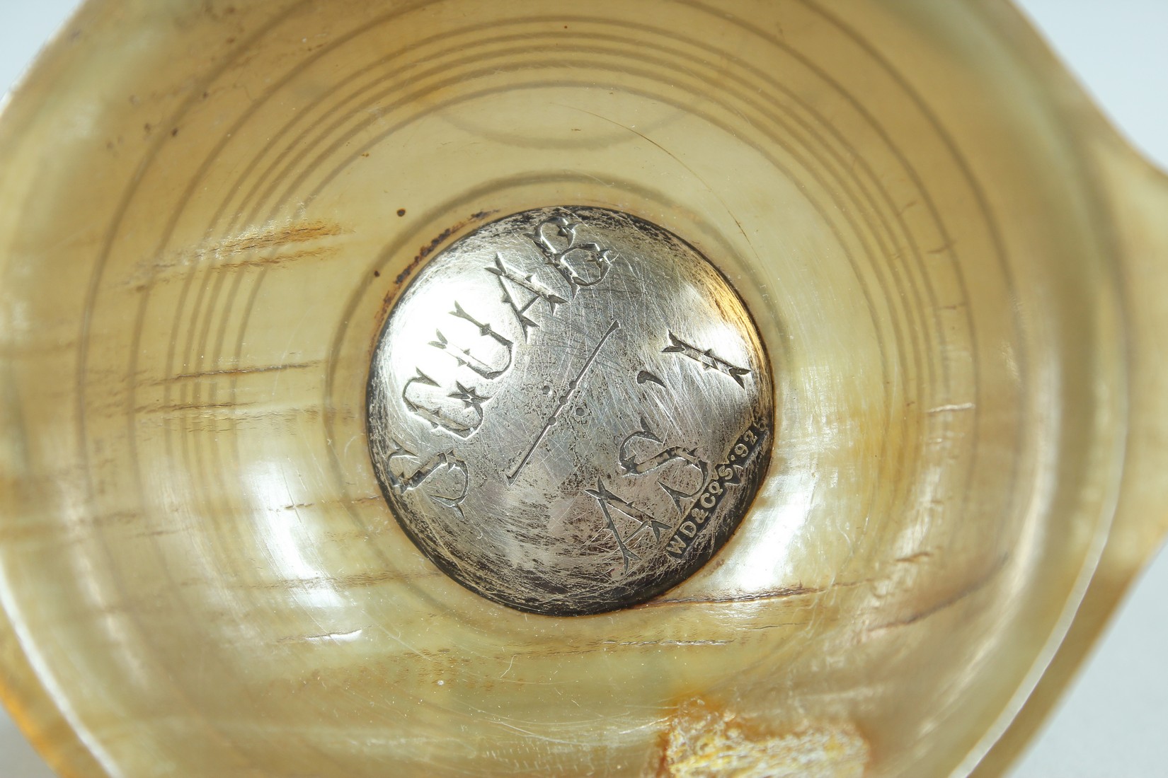 A SMALL TWO HANDLED HORN QUAICH with silver tablet, SCUAB. 2.5ins diameter. - Image 2 of 4