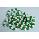 A STRING OF JADE AND PEARL BEADS.