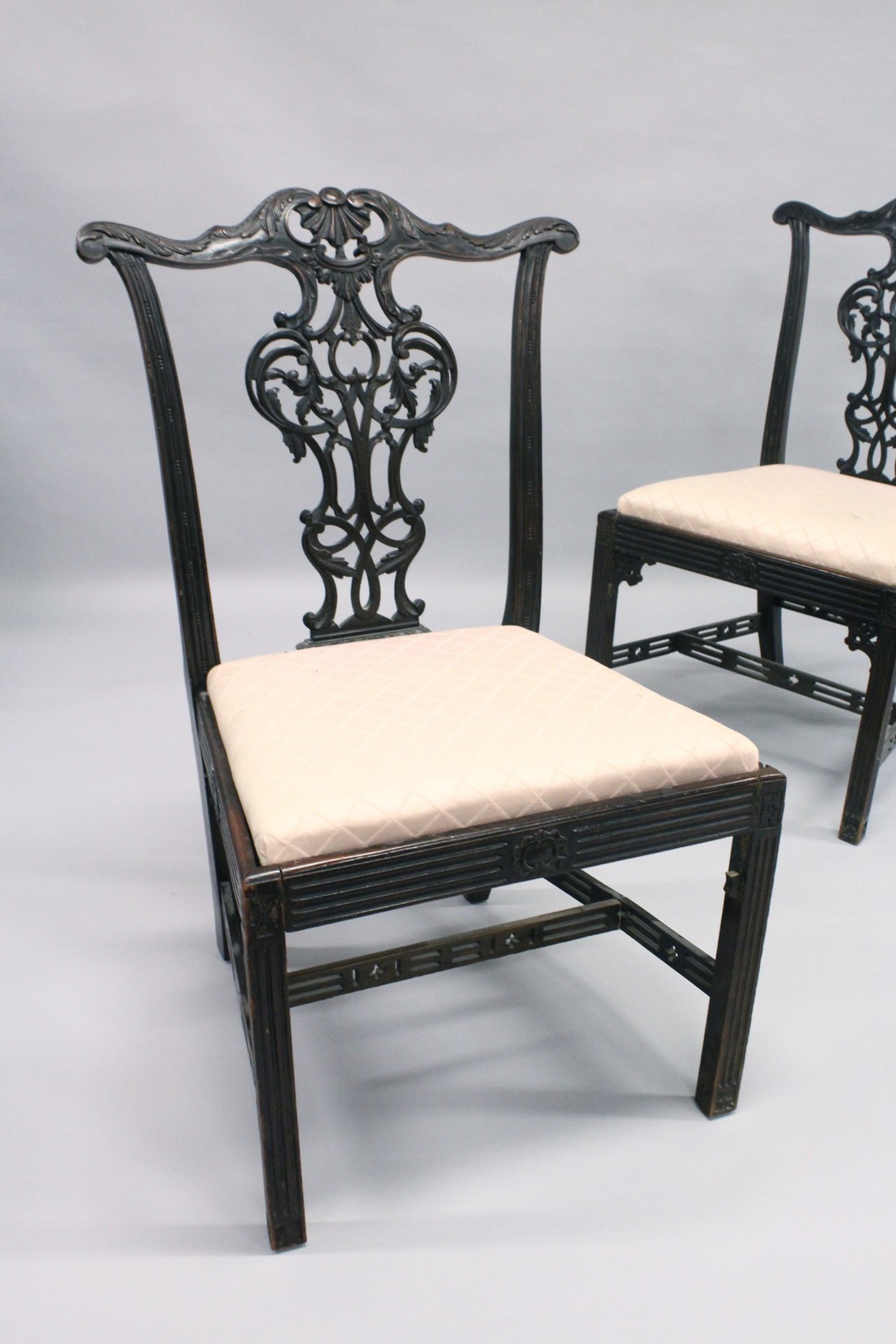 A VERY GOOD PAIR OF 19TH CENTURY CHIPPENDALE MAHOGANY SINGLE CHAIRS with pierced vase splats, drop - Image 2 of 5