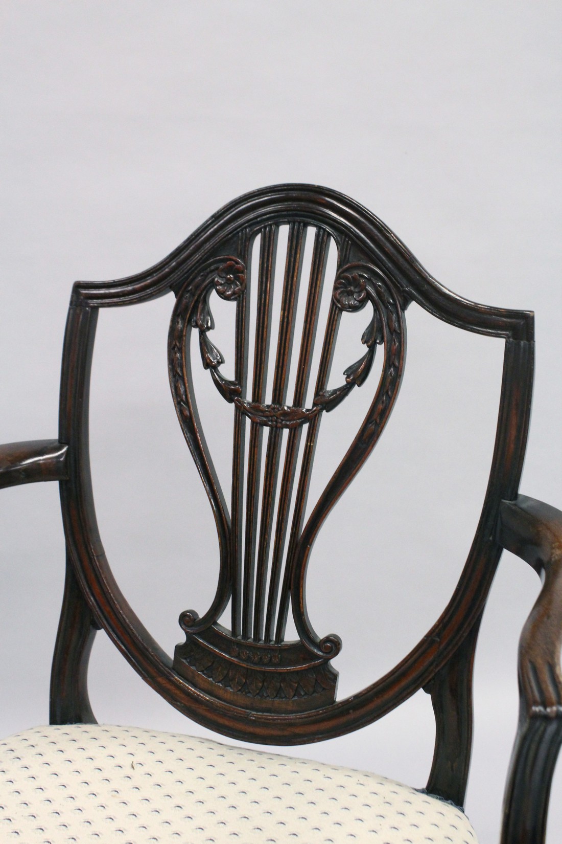 A GOOD HEPPLEWHITE MAHOGANY SHIELD BACK CHAIR with pierced vase splat, padded seat on square - Image 2 of 6