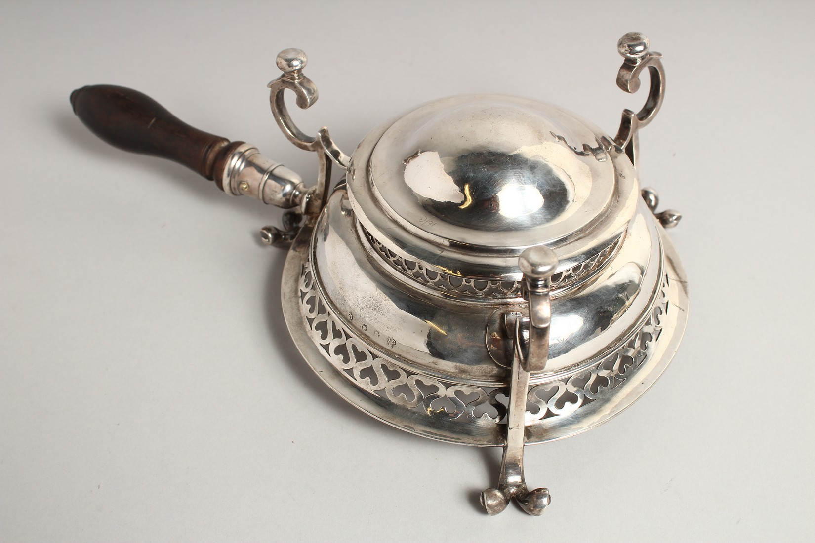 A VERY RARE QUEEN ANNE STYLE CIRCULAR BRAZIER with turned wooden handles, pierced sides on three - Image 8 of 8