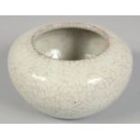 A SMALL CHINESE CRACKLE GLAZE BRUSH POT / BOWL, 10cm diameter.