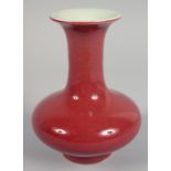 A SMALL CHINESE RED GLAZE PORCELAIN VASE, 14.5cm high.