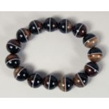 A BANDED AGATE BEAD BRACELET.