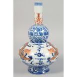 A CHINESE BLUE AND WHITE PORCELAIN DOUBLE GOURD VASE, decorated with coral red and gilt dragons