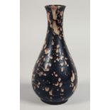A SMALL JIZHOU TYPE POTTERY VASE, 19.5cm.