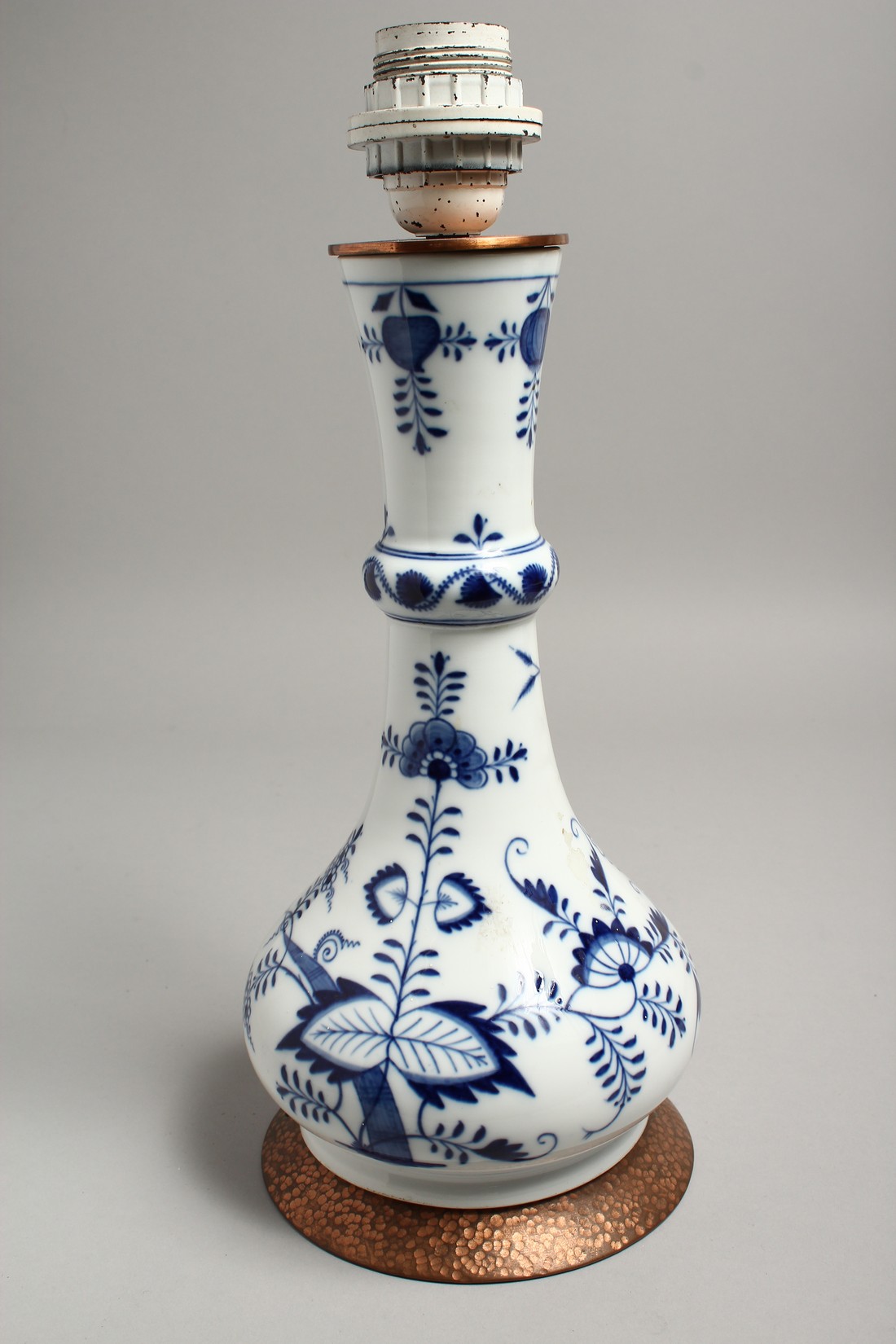 A 19TH CENTURY MEISSEN BLUE AND WHITE ONION PATTERN LAMP. 12ins high. - Image 4 of 6