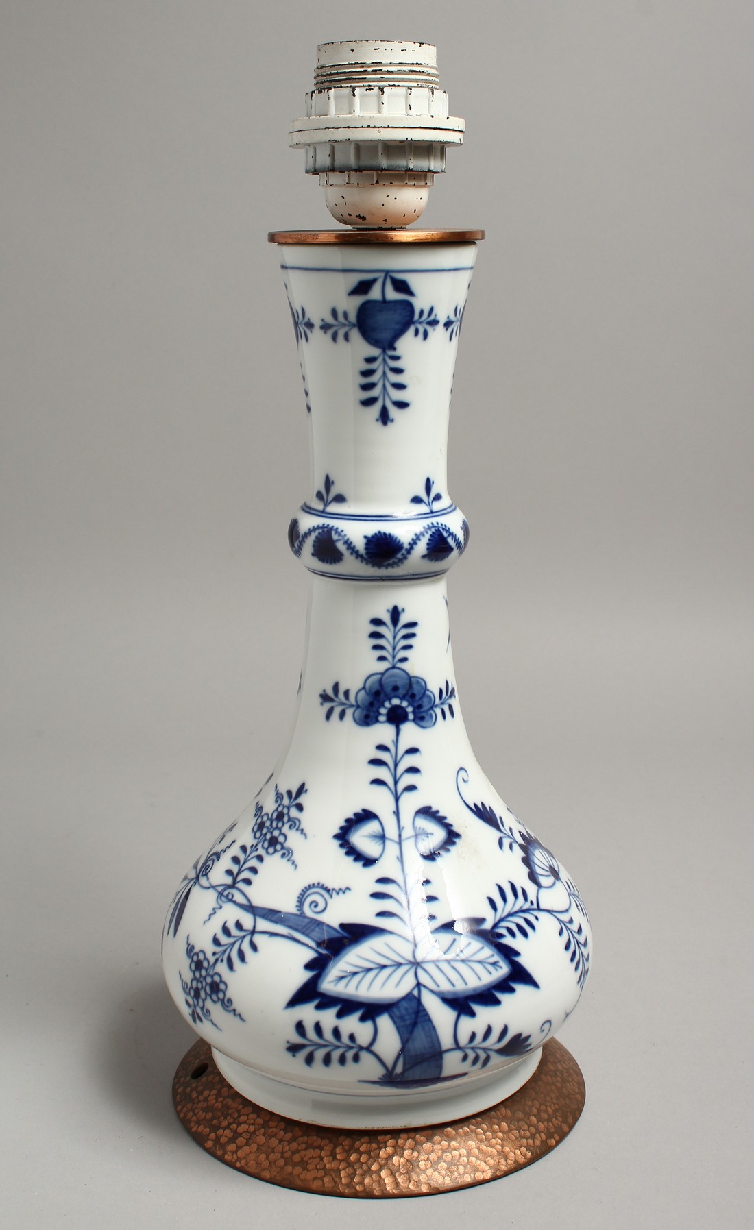 A 19TH CENTURY MEISSEN BLUE AND WHITE ONION PATTERN LAMP. 12ins high.