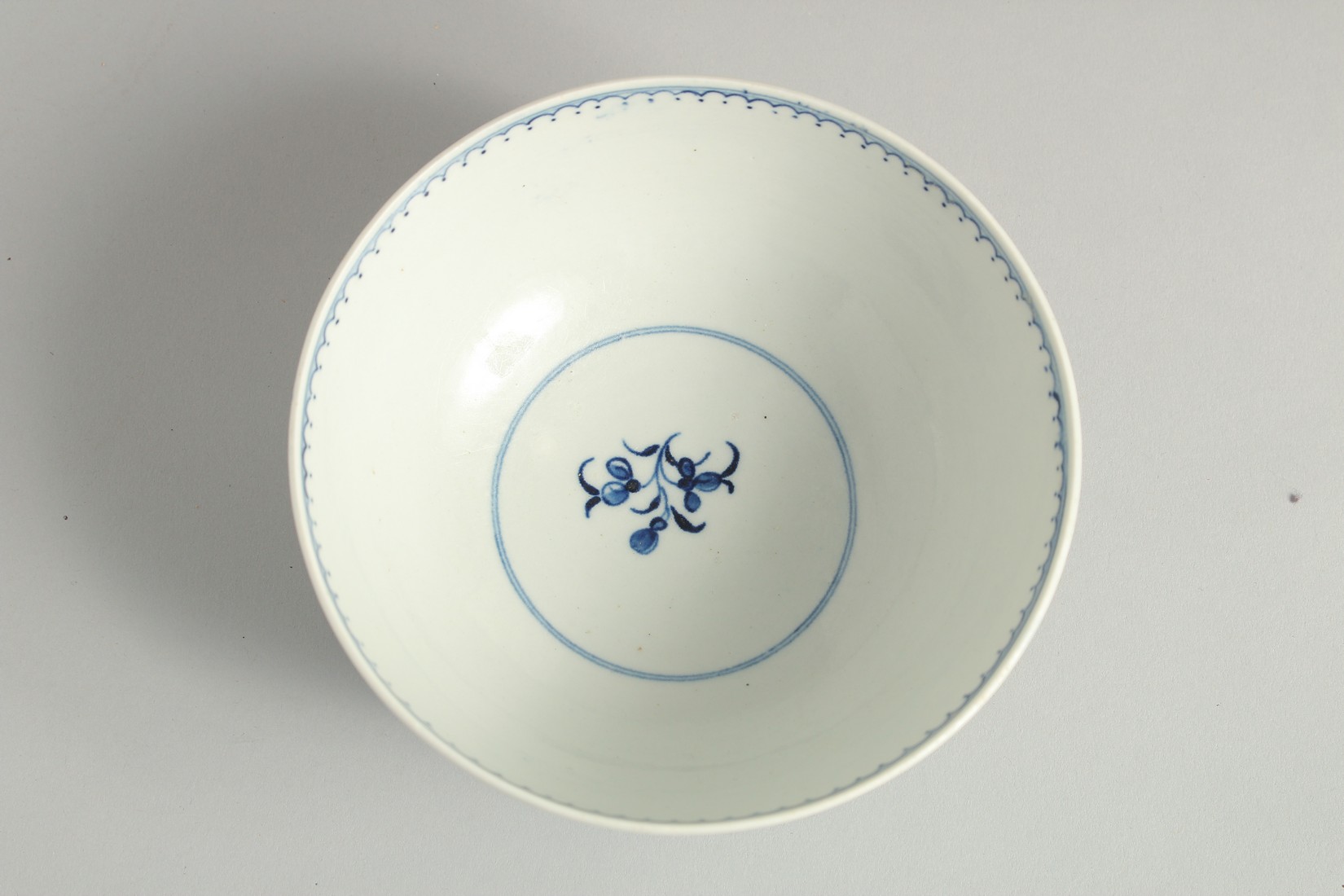 AN 18TH CENTURY WORCESTER BOWL painted with the Waiting Chinaman pattern, crescent mark. - Image 4 of 7