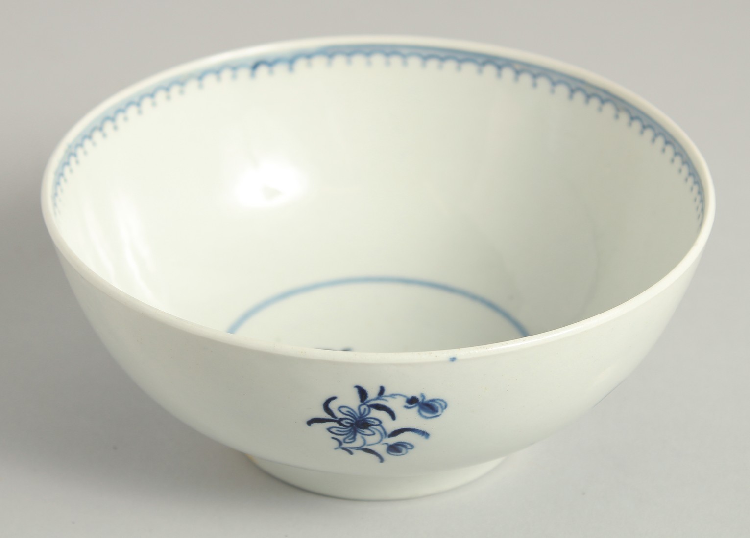 AN 18TH CENTURY WORCESTER BOWL painted with the Waiting Chinaman pattern, crescent mark. - Image 6 of 7