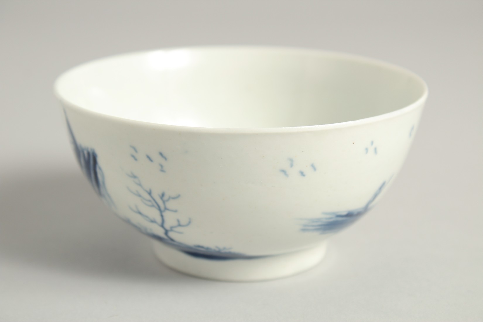 AN EARLY 18TH CENTURY WORCESTER BOWL finely painted in underglaze blue with the Gazebo pattern. - Image 3 of 5