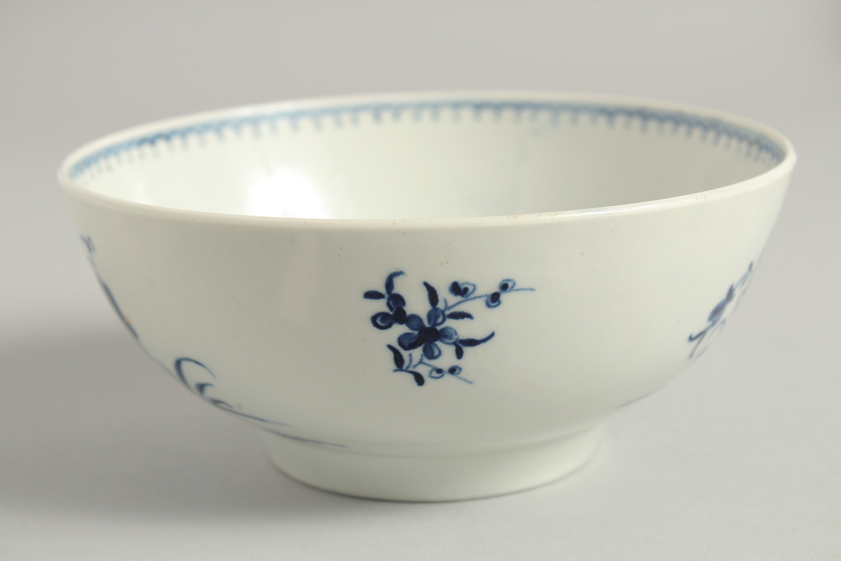 AN 18TH CENTURY WORCESTER BOWL painted with the Waiting Chinaman pattern, crescent mark. - Image 2 of 7